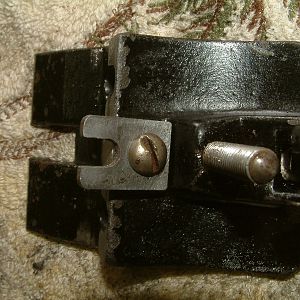 Frog adjuster plate on frog