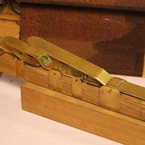 Plywood bass key-body with two saddle-mount keys